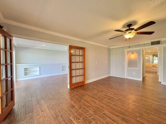 Building Photo - Lake Hartridge Condo - Two Levels with Water Views