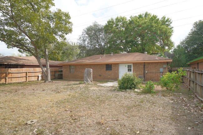 Building Photo - Lovely Home in Cibolo Now Available - Real...