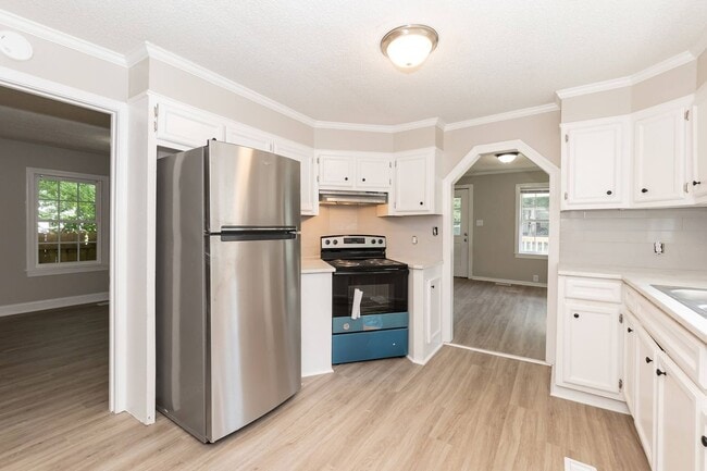 Building Photo - Two Bedroom Home!