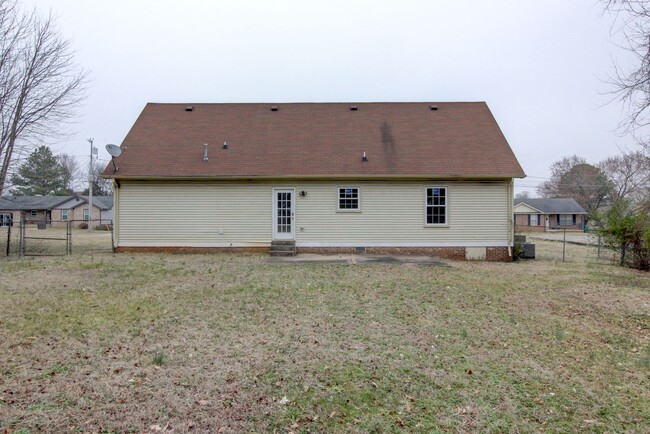 Building Photo - Fresh and Clean 4 bed Near Ft Campbell and...