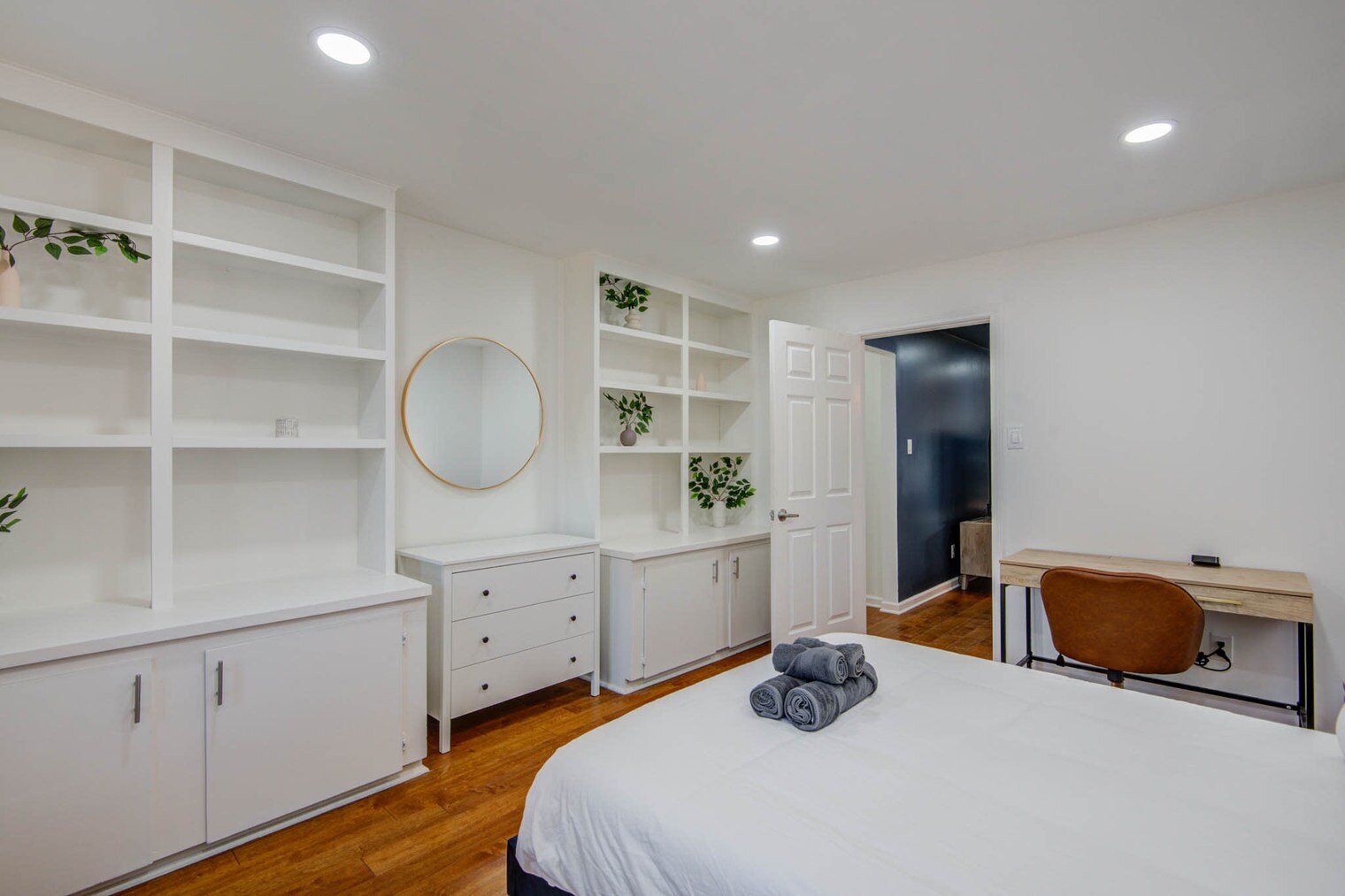 Building Photo - 9515 Meadowglen Ln