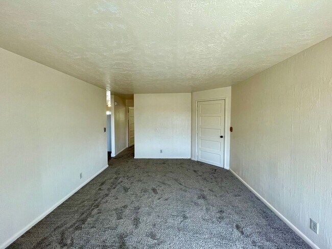 Building Photo - Vincent Park Triplex