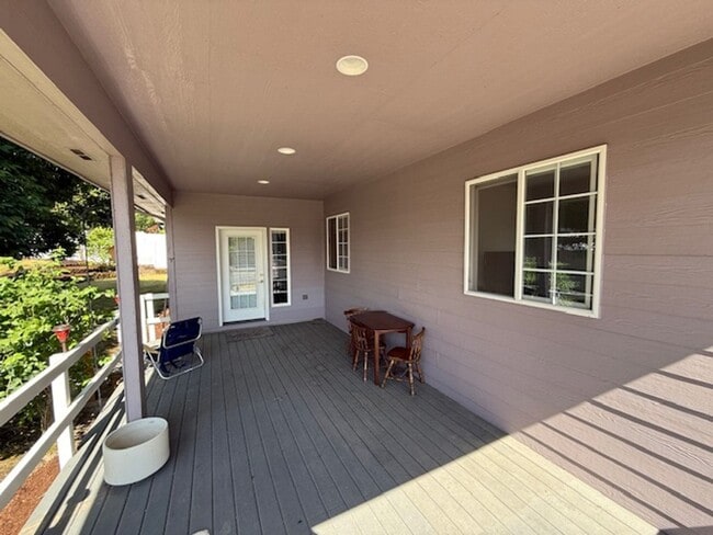 Building Photo - 4-bedroom 2.5 Bath McMinnville OR 97128