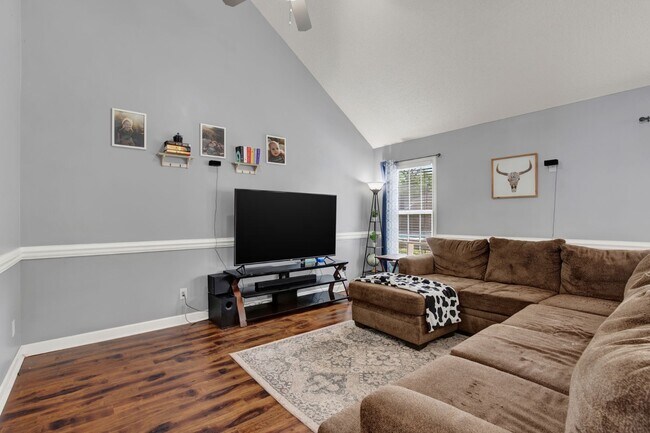 Building Photo - 211 Mikal Dr
