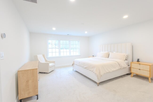 Building Photo - 18 Locust Hill Dr