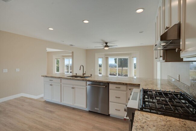 Building Photo - Spacious 3 Bed, 2 Bath Home with Acreage, ...