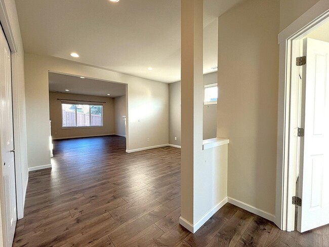 Building Photo - Gorgeous 5-Bedroom Home in University Place!