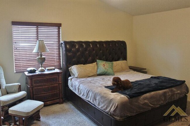 Building Photo - Spacious 4 Bed | 2 Bath in The Oaks Commun...