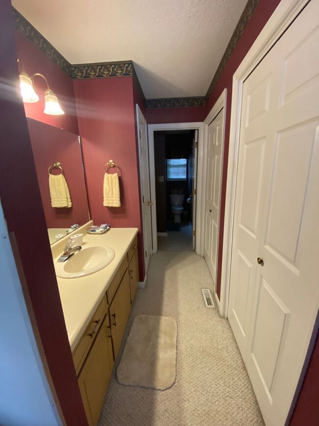 Building Photo - Furnished 2 Bedroom 1.5 Bath townhouse, Mo...