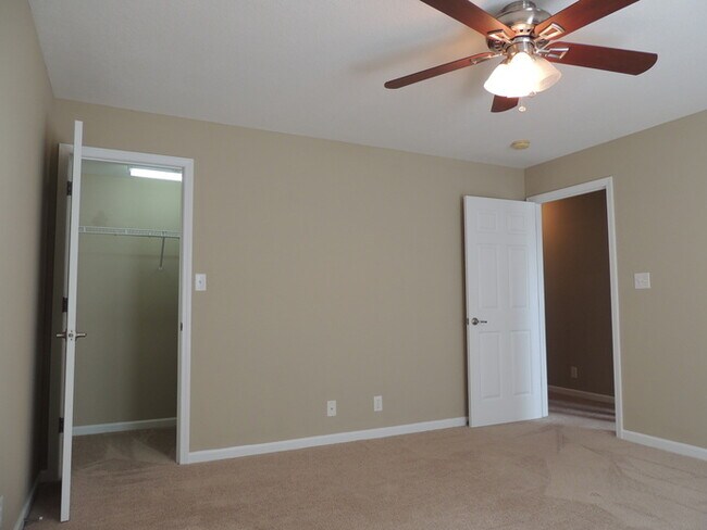 Building Photo - 3 bed, 2 bath, 2 car garage townhouse w/ bonus room in West Knoxville