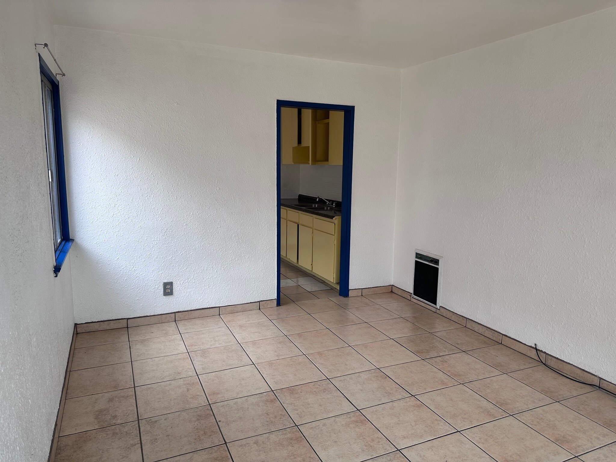 Living Room/Bedroom - 1543 Nicola Ave