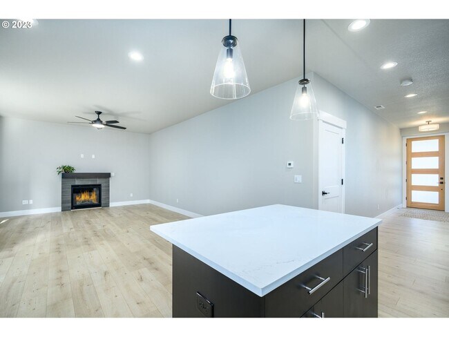 Building Photo - Beautiful 3 Bedroom, 2.5 Bath House in Newberg