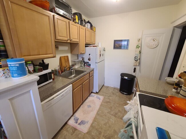 Building Photo - 1Br/1Bth, Available Sep. 1, 2026. Great location!  H/HW included! Laundry in building.