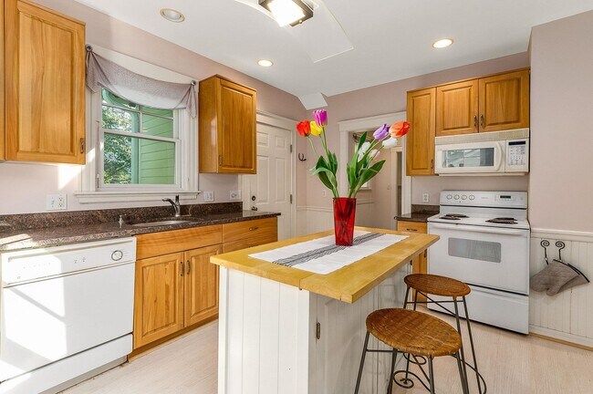 Building Photo - 160 Wibird St