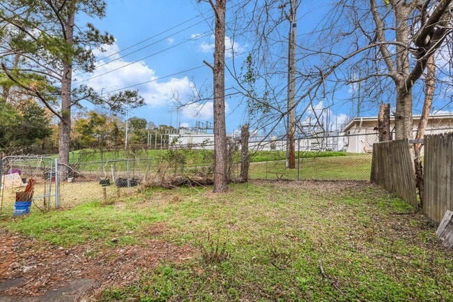 Building Photo - Upgraded 2x2 in great location AVAILABLE NOW