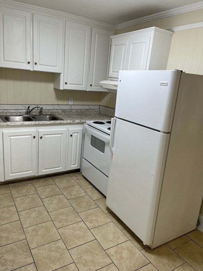 Building Photo - 708 3rd St