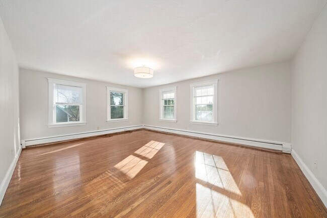 Building Photo - 44 Elm St