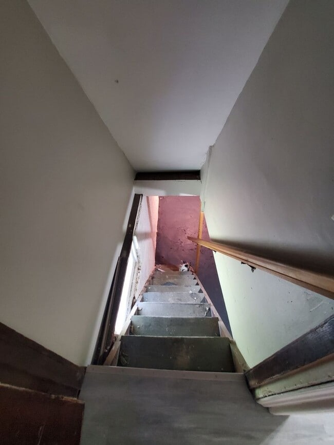 Building Photo - Three-bedroom 2 Full Bath Single-Family Ho...