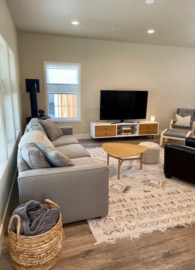 Building Photo - Modern 3 Bedroom 2.5 Bathroom House Close to Downtown Nevada City