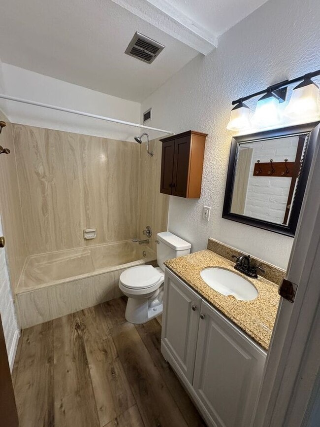 Building Photo - Charming 3 bedroom 2.bath with yard