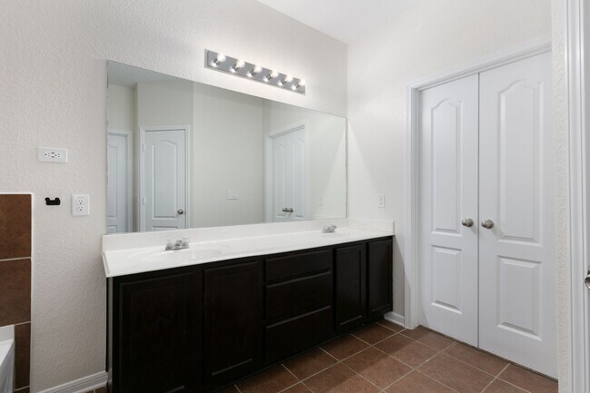 Building Photo - Helotes~Beautiful Laurel Canyon Subdivisio...