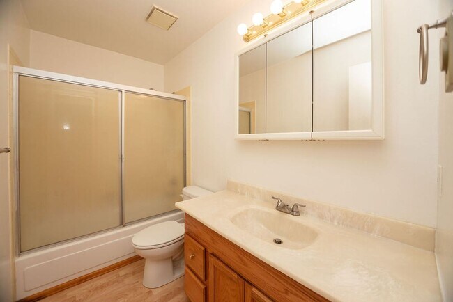 Building Photo - 3208 Spruce Dr