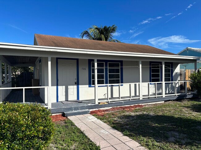 Building Photo - 706 N E St