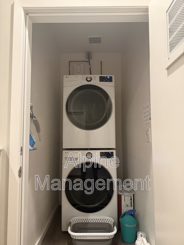 Building Photo - 562 29th St