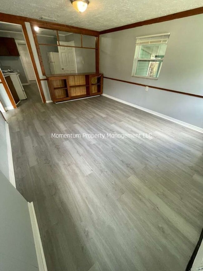 Building Photo - Freshly Renovated 3/2 - Ready for Immediate Move-In