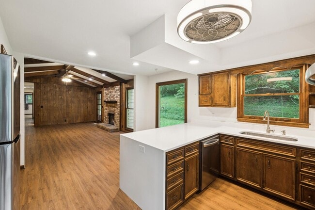 Building Photo - 1972 Sunnyside Dr