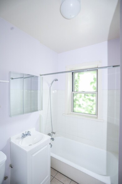 Building Photo - 1111 W Roscoe St