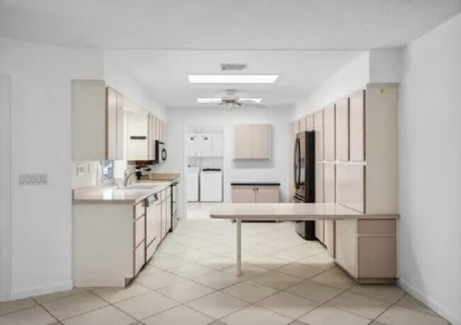 Building Photo - 1360 SW Albatross Way