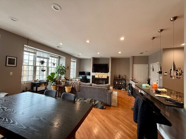 Building Photo - Stunning 2 Bed 2 Bath in the Wicker Park area