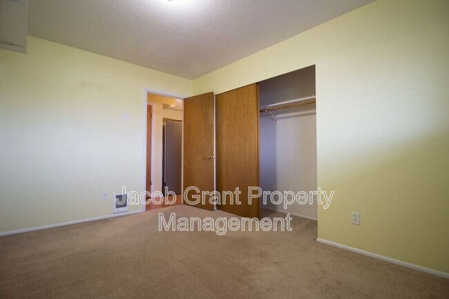 Building Photo - 220 N Fanning Ave