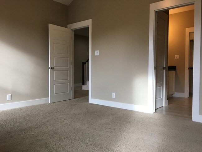 Building Photo - BEAUTIFUL TOWNHOUSE IN CRESTVIEW