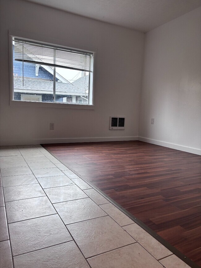 Building Photo - 718 S Yakima Ave