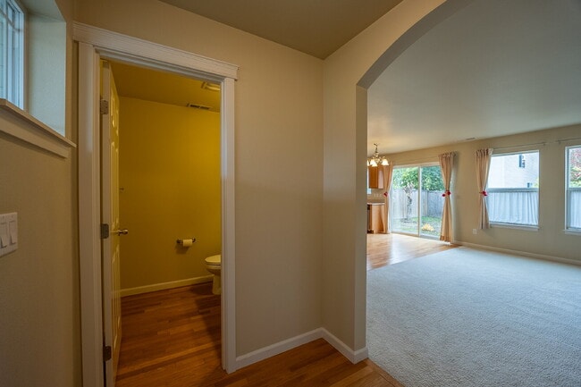 Building Photo - Spacious 3 Bedroom 2.5 Bathroom Rental Pro...