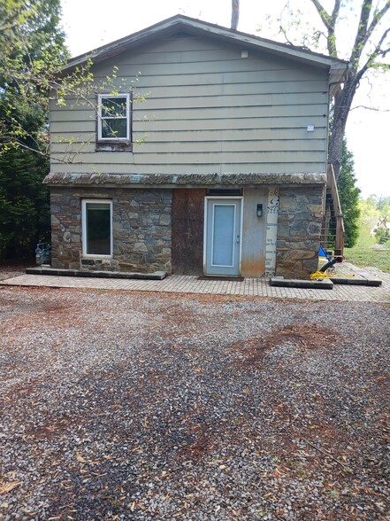 Building Photo - 535 School Rd