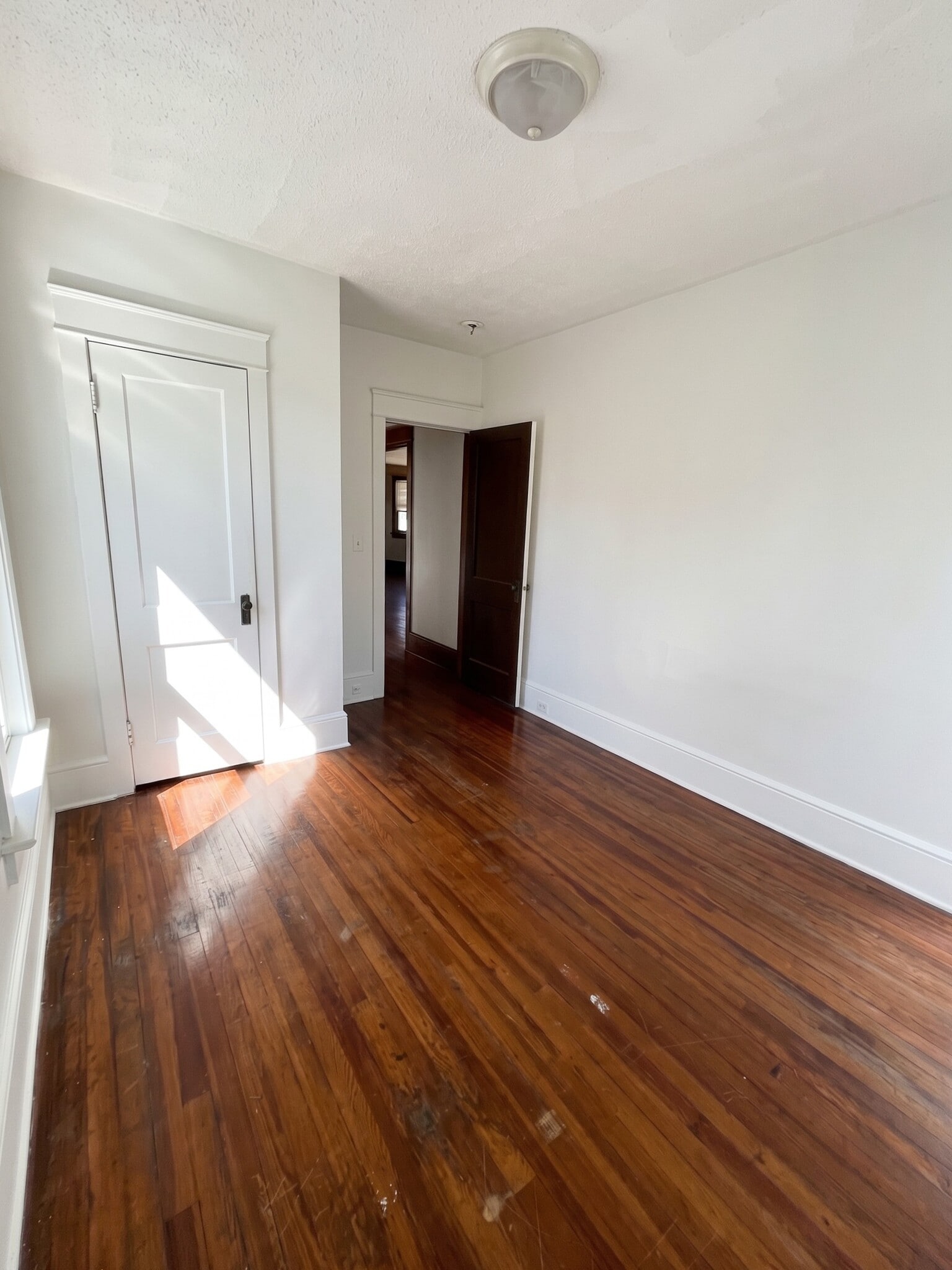Building Photo - 823 E 29th St