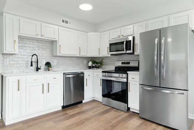 Building Photo - Charming 2-Bed / 1-Bath Ranch in Quiet Col...