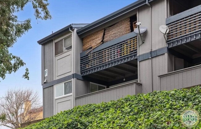 Building Photo - Fully Updated 2 BR | 1 BA Condo in Vallejo