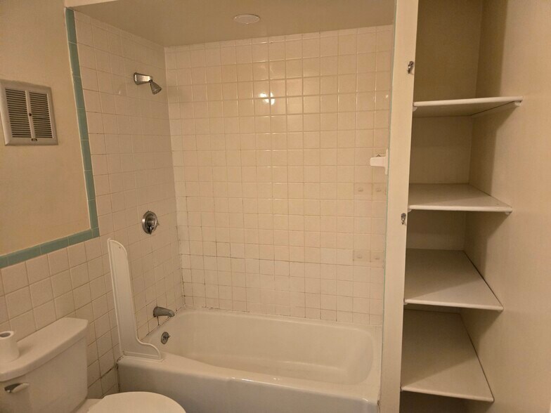 Building Photo - 90 Sutton St