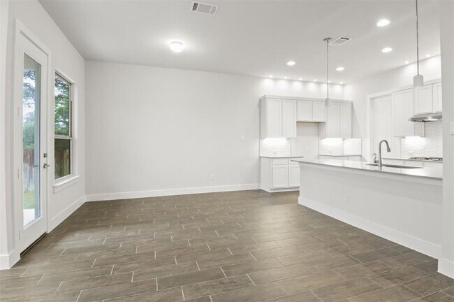 Building Photo - 200 Castlefields St