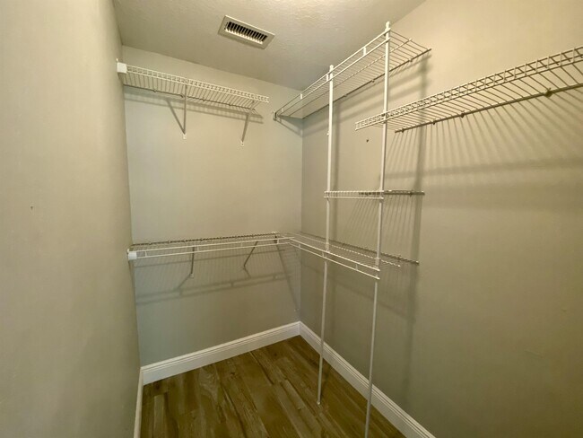 Building Photo - 1018 Spring Landing Dr