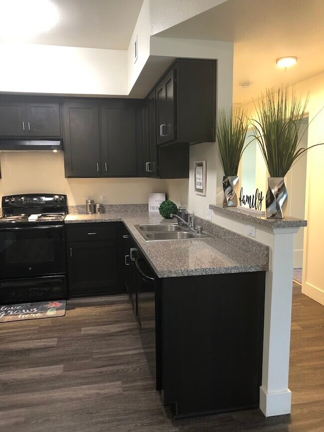 Building Photo - 200 E 10th St