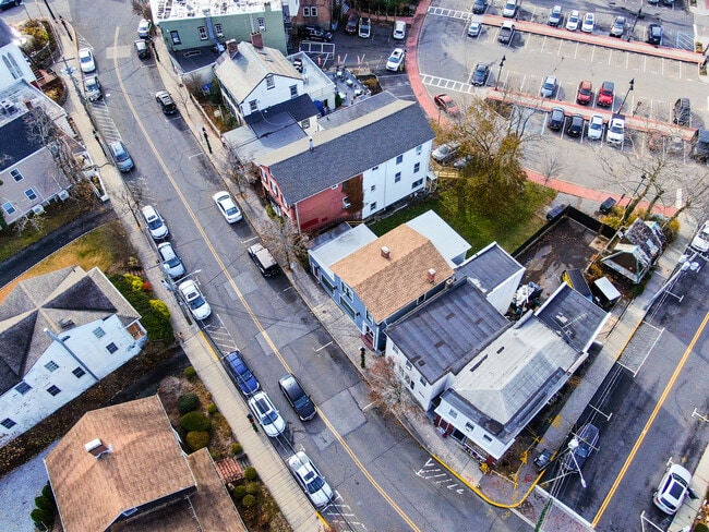 Building Photo - 206 E Main St