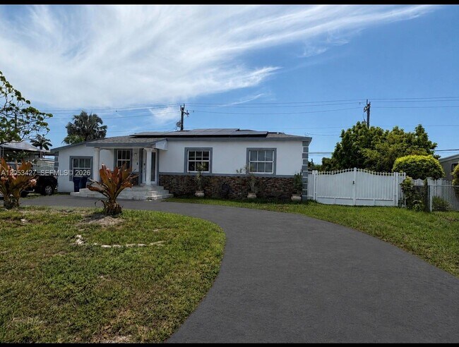 Building Photo - 1701 SW 72nd Ct