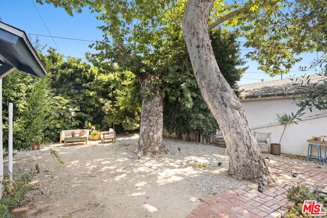 Building Photo - 352 Hargrave St