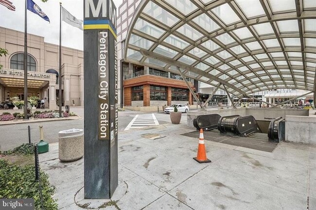 Building Photo - 642 15th St S