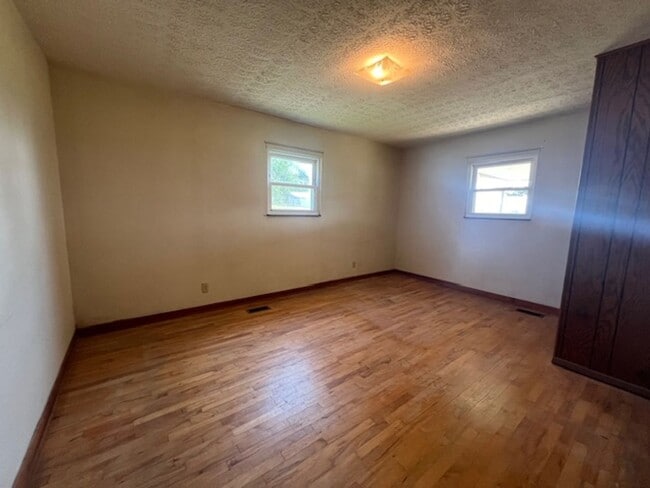 Building Photo - 818 Ridge Rd